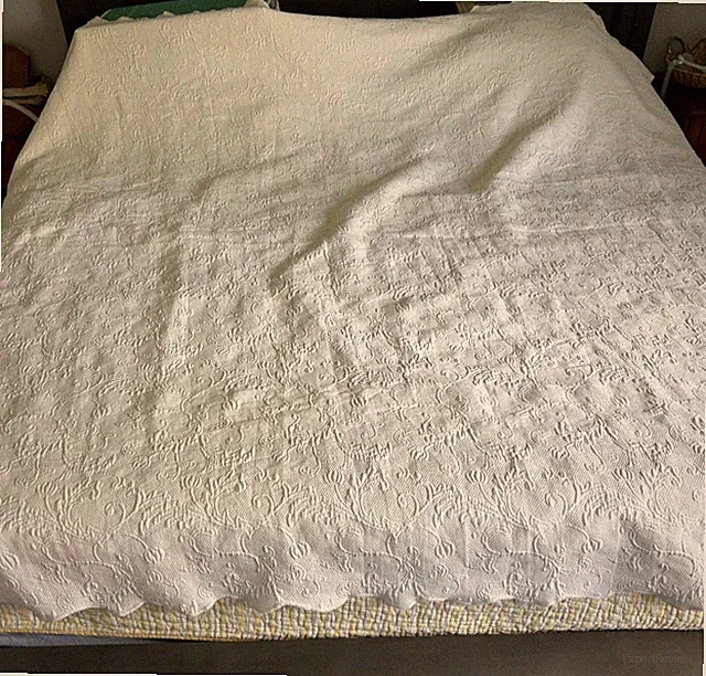 Colchas Domingos Matelasse Portugal Scalloped Queen / Full Coverlet 90x80” Cream